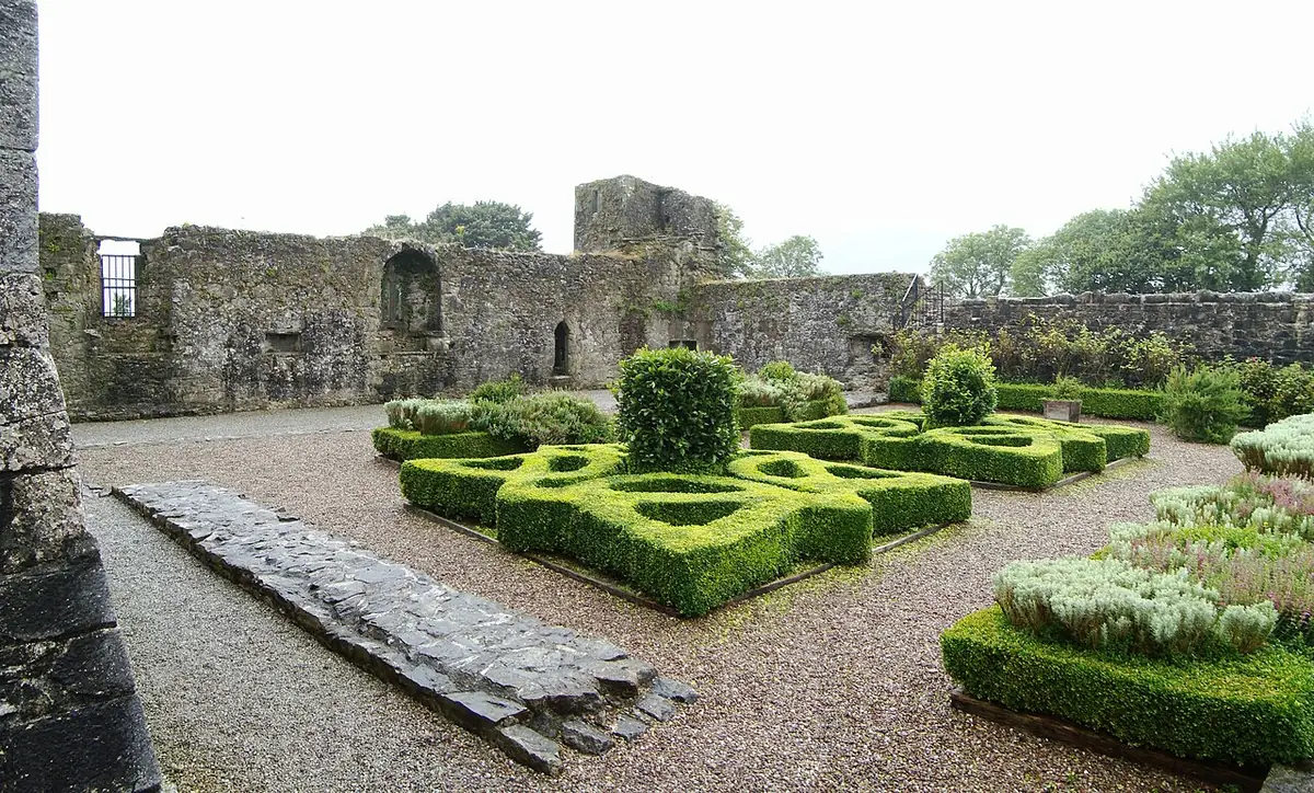 Barryscourt Castle - garden